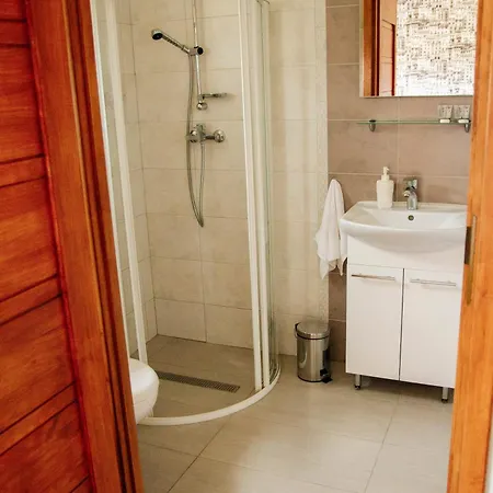 Poranna Rosa Bed & Breakfast 4*